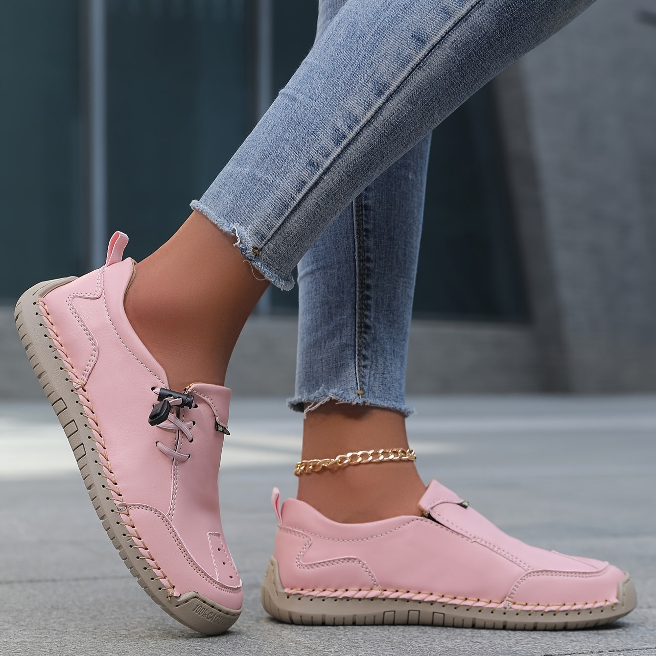 Scarpe comfort basse rosa con lacci neri, cuciture a contrasto e suola spessa