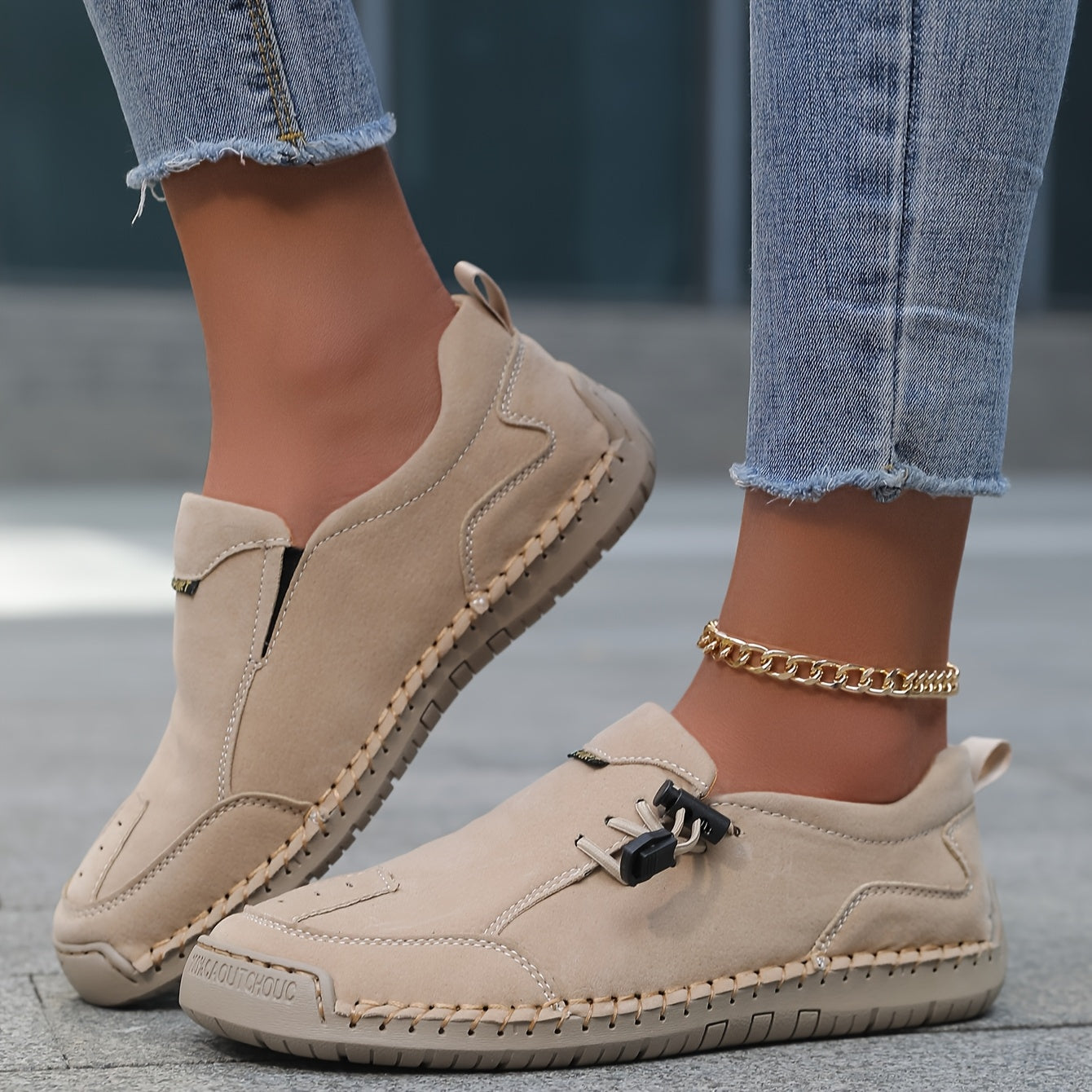 Scarpe Comfort Lina beige su piedi, chiusura con fibbia e lacci elastici
