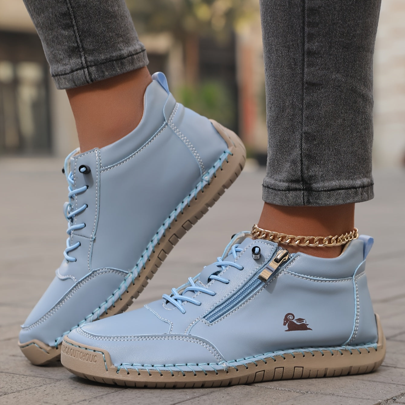 Scarpe ortopediche azzurre con lacci e cerniera laterale, suola a righe.