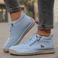 Scarpe ortopediche comode con cerniera, azzurro chiaro, suola scanalata beige.