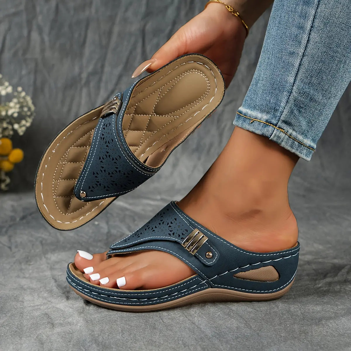 Sandali con zeppa e infradito blu navy scuro con perforazioni e cinturino con fibbia