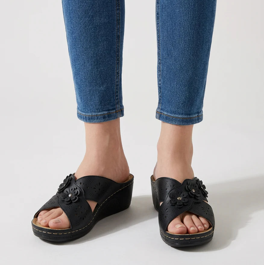 Sandali eleganti neri con tacco comodo, fascia open-toe e decorazioni floreali traforate
