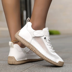 Scarpe ortopediche traspiranti bianche con cinturino e lacci, suola ammortizzata.