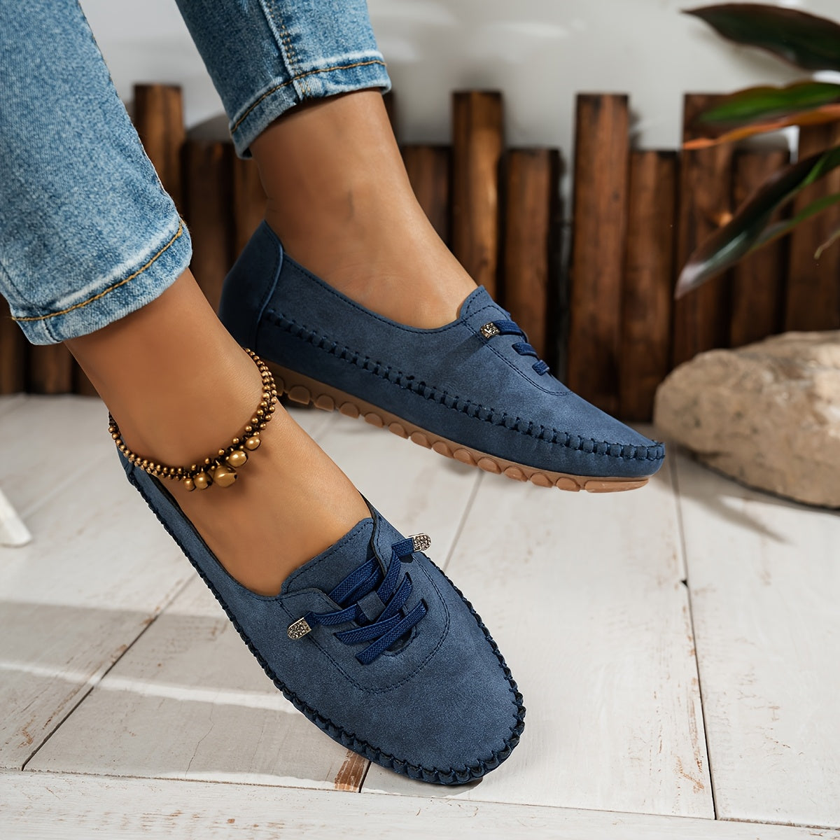 Mocassino flessibile comodo blu con cuciture decorative e suola marrone