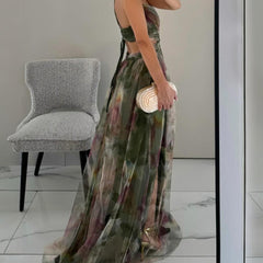 Abito maxi floreale multicolor verde con scollo incrociato e gonna lunga svasata.