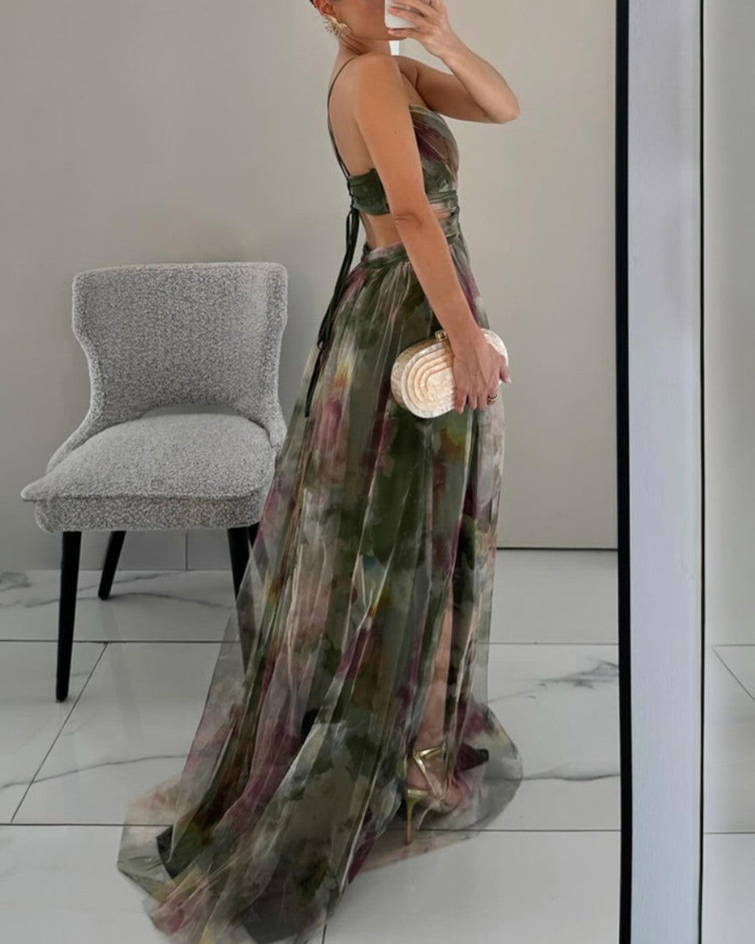 Abito maxi floreale multicolor verde con scollo incrociato e gonna lunga svasata.