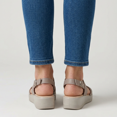 Sandali comodi donna beige, fascia regolabile con fibbia, zeppa bassa e suola spessa