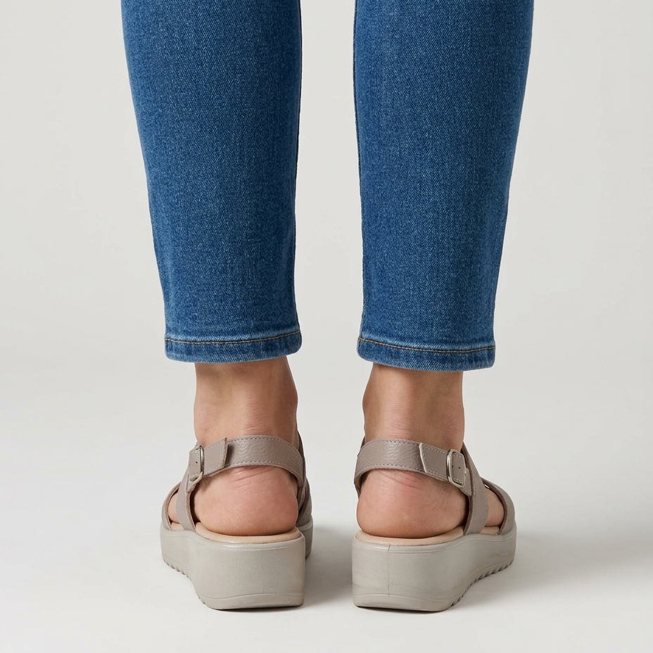 Sandali comodi donna beige, fascia regolabile con fibbia, zeppa bassa e suola spessa