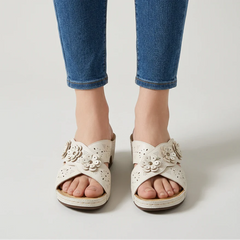 Sandali eleganti bianchi con tacco comodo, fascia open-toe e fiori traforati in rilievo
