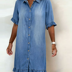 Abito in denim blu con colletto, bottoni frontali e volant sull’orlo