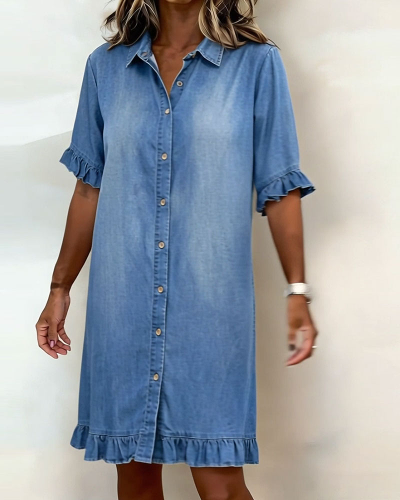 Abito in denim blu con colletto, bottoni frontali e volant sull’orlo