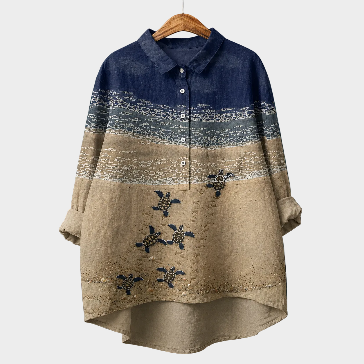 Blusa estiva con bottoni, maniche lunghe, tessuto scuro-beige e motivo tartarughe.