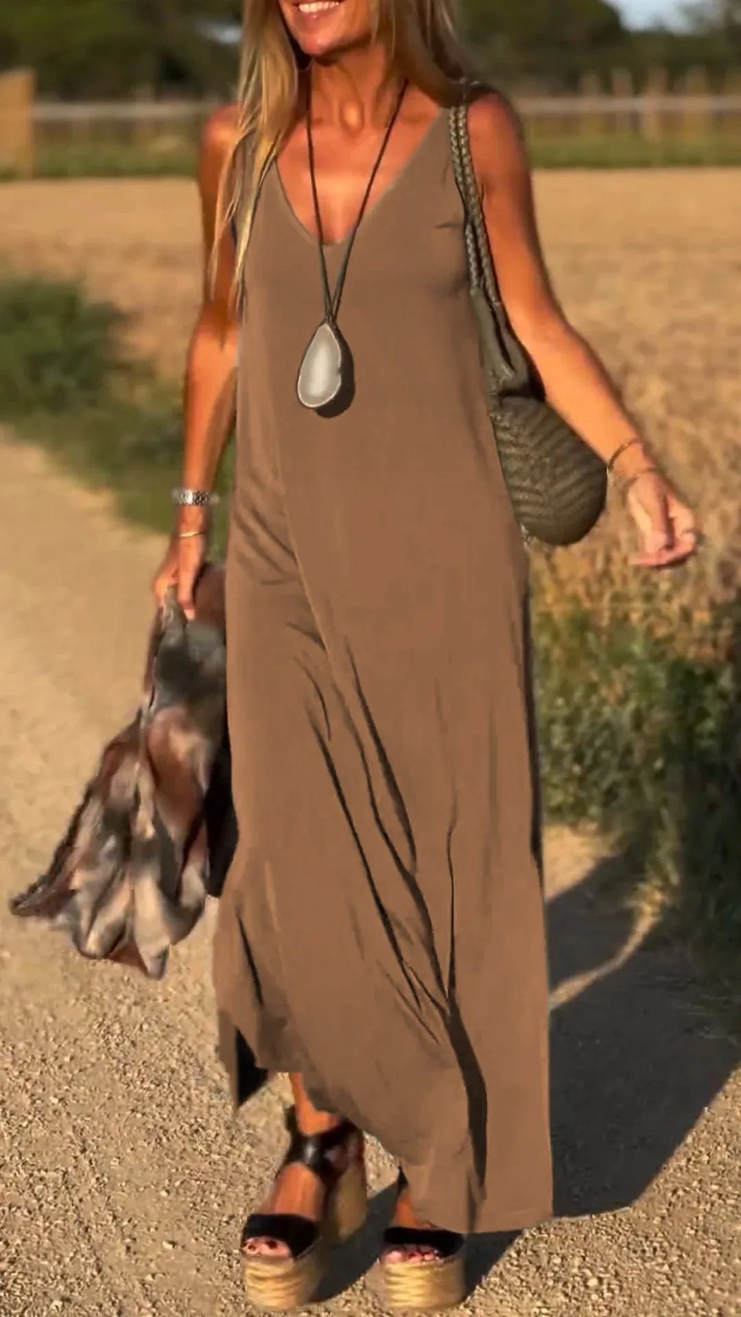 Abito maxi boho senza maniche marrone con scollo a V e pieghe lungo il davanti