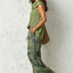 Completo estivo con top verde e pantaloni ampi a quadri verde scuro