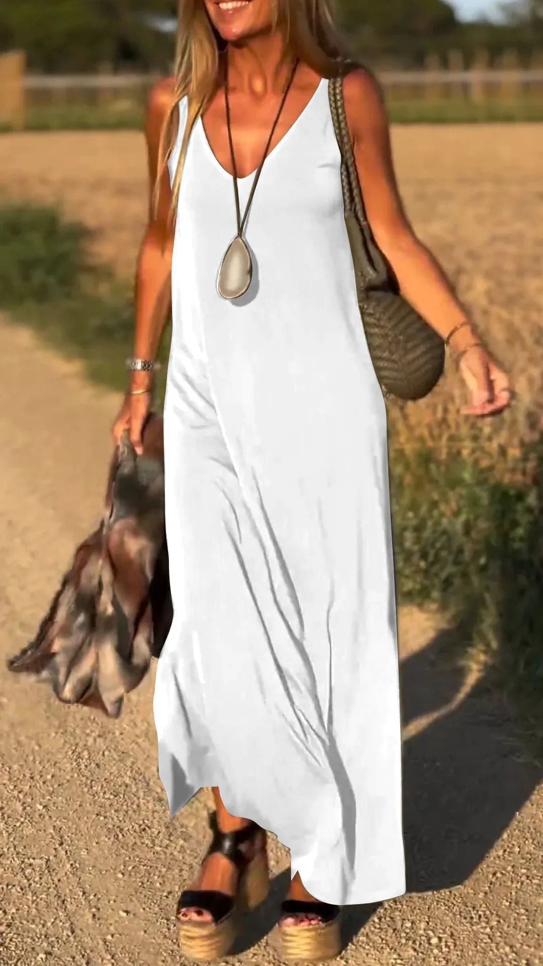 Abito maxi boho senza maniche bianco con scollo a V e pieghe laterali