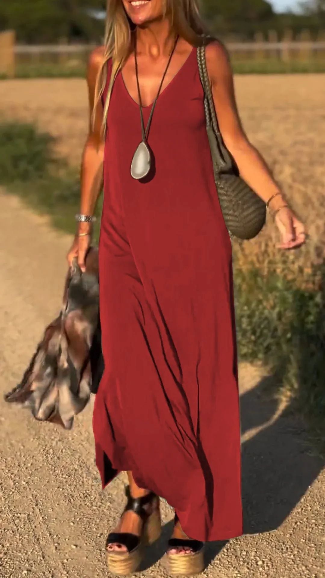 Abito maxi boho senza maniche rosso con scollo a V e drappeggio sul davanti