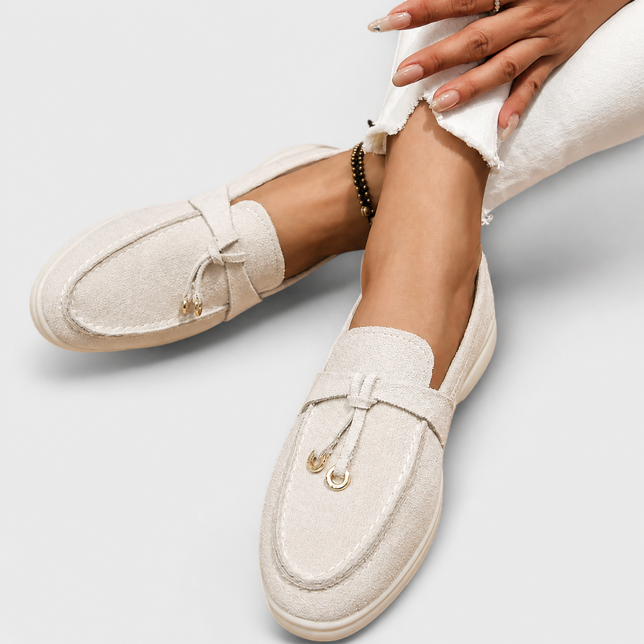 Mocassini eleganti Gamila beige in suede con fascia frontale e fibbia metallica