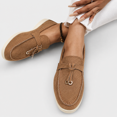 Mocassini eleganti Gamila marrone in suede con fibbia frontale e occhiello decorativo