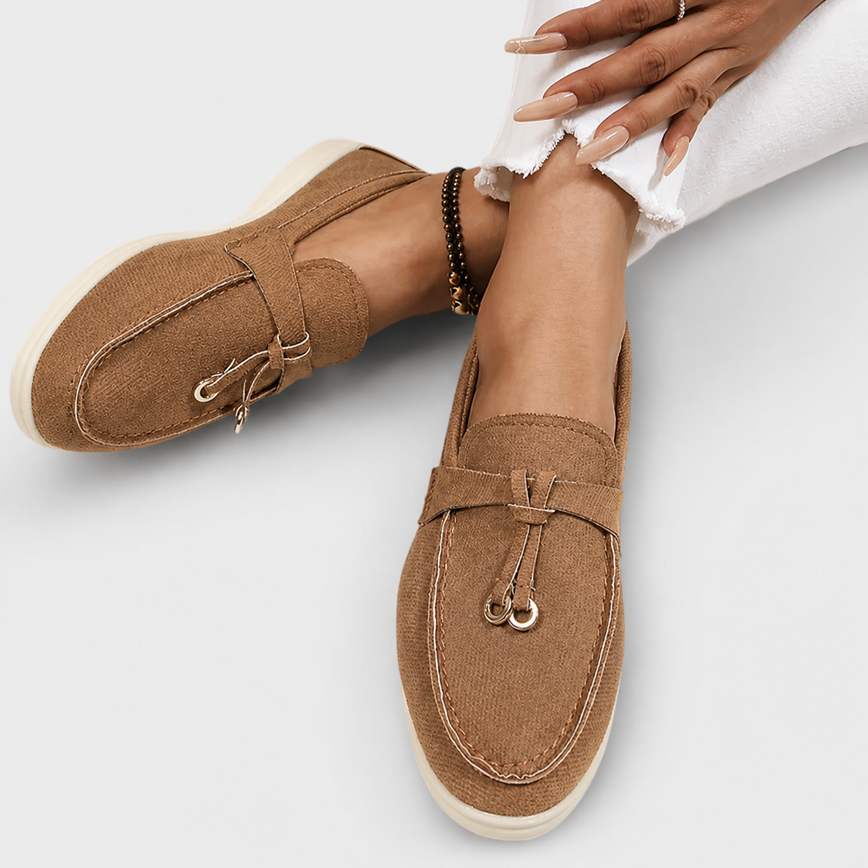Mocassini eleganti Gamila marrone in suede con fibbia frontale e occhiello decorativo