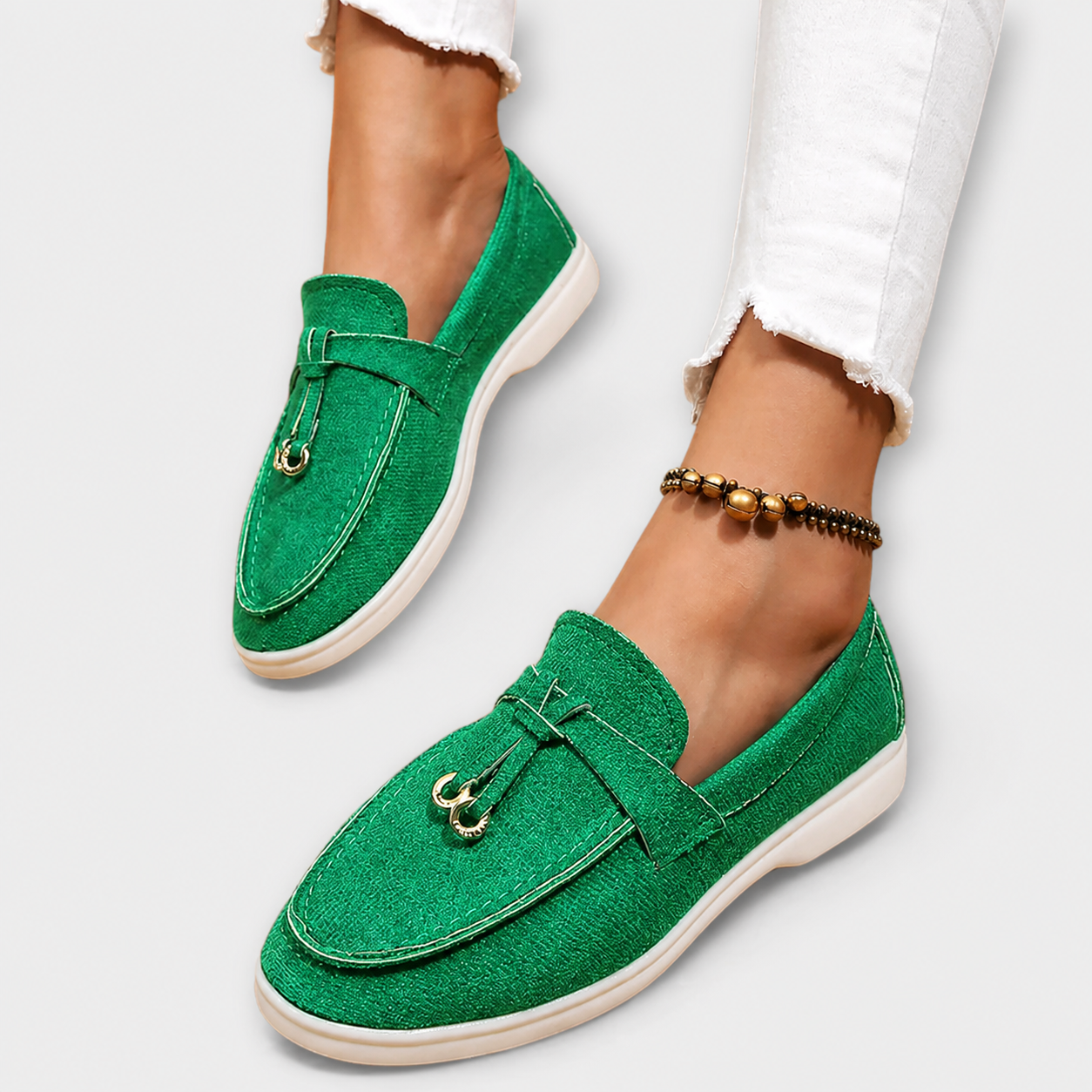 Mocassini eleganti Gamila verde in suede con fibbia frontale e suola chiara