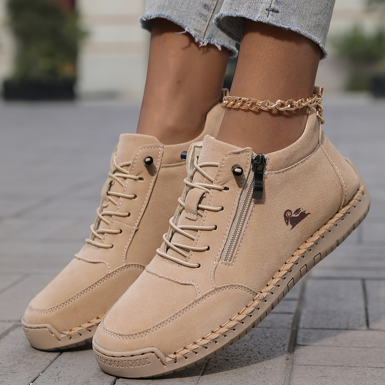 Scarpe ortopediche comode color sabbia con lacci e cerniera laterale, suola a contrasto