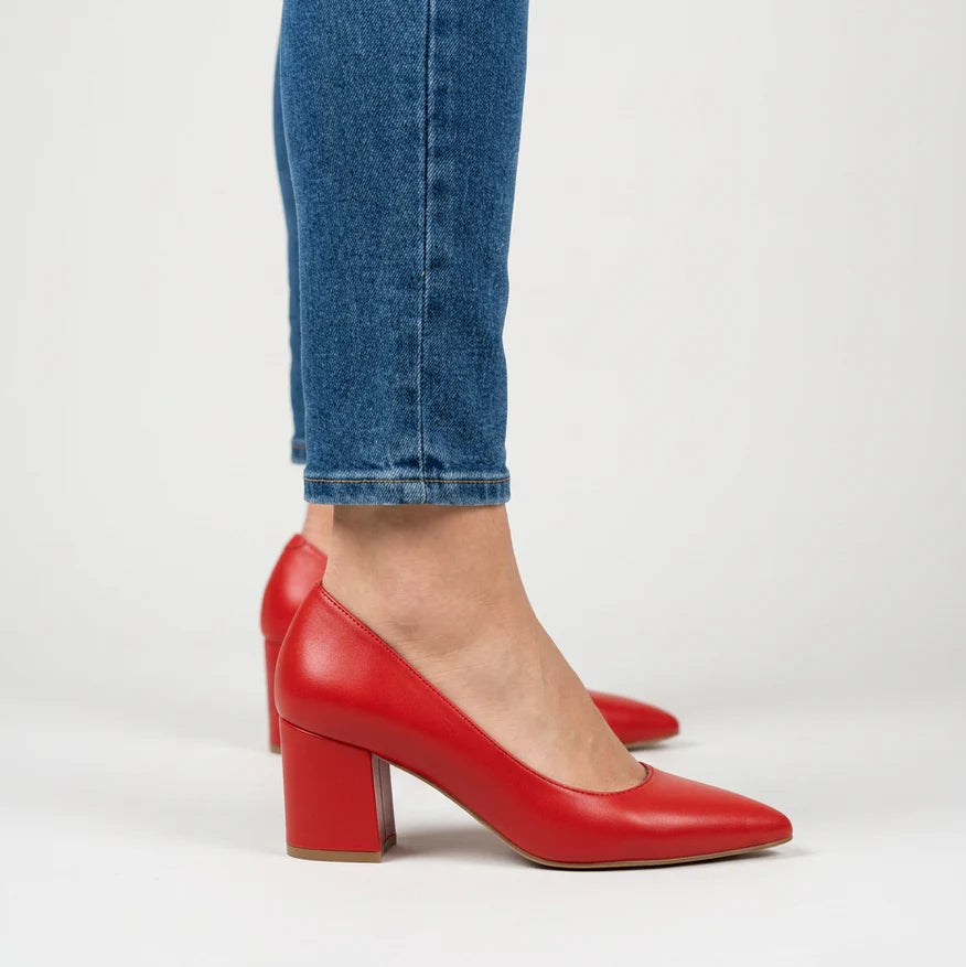 Scarpe con tacco a blocco rosse e punta a spillo, vista laterale con jeans