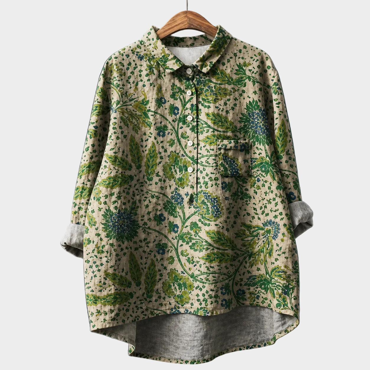 Blusa estiva elegante con colletto, bottoni e stampa floreale verde scuro su fondo chiaro