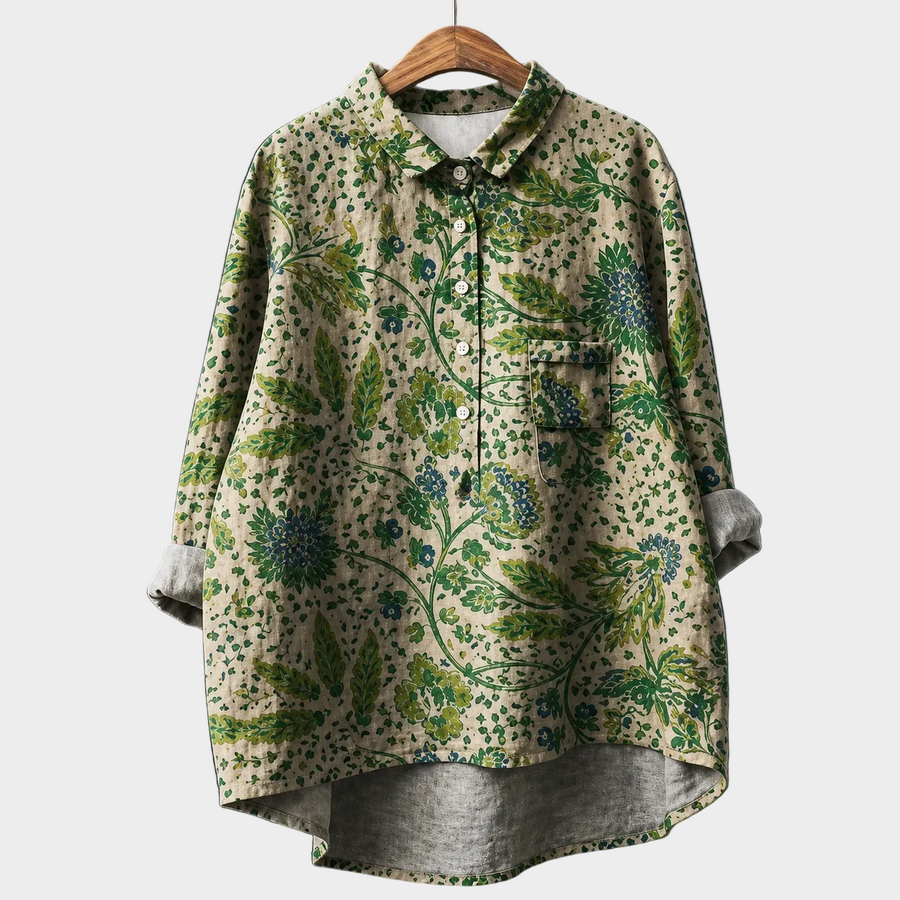 Blusa estiva elegante con colletto, bottoni e stampa floreale verde scuro su fondo chiaro