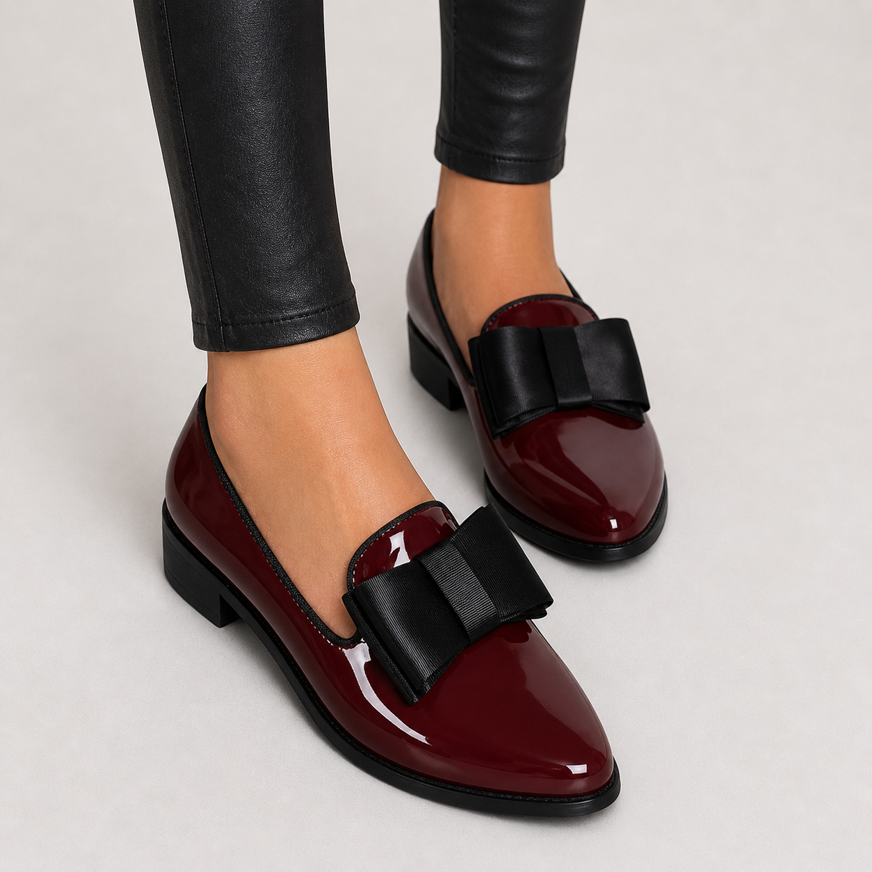 Mocassini bordeaux con tomaia lucida e fibbie nere a fascia