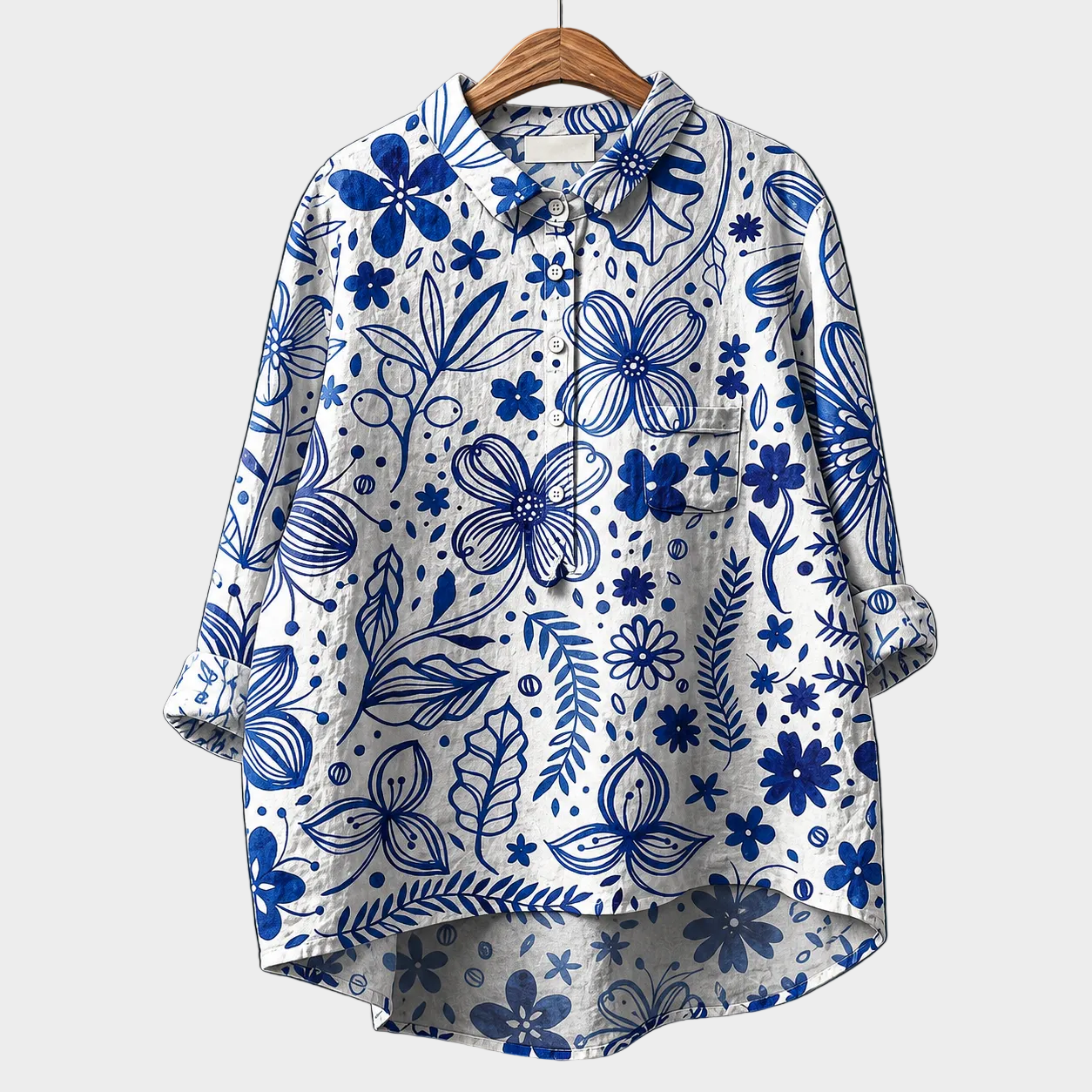 Blusa estiva elegante bianca con stampa floreale blu, maniche lunghe e bottoni davanti