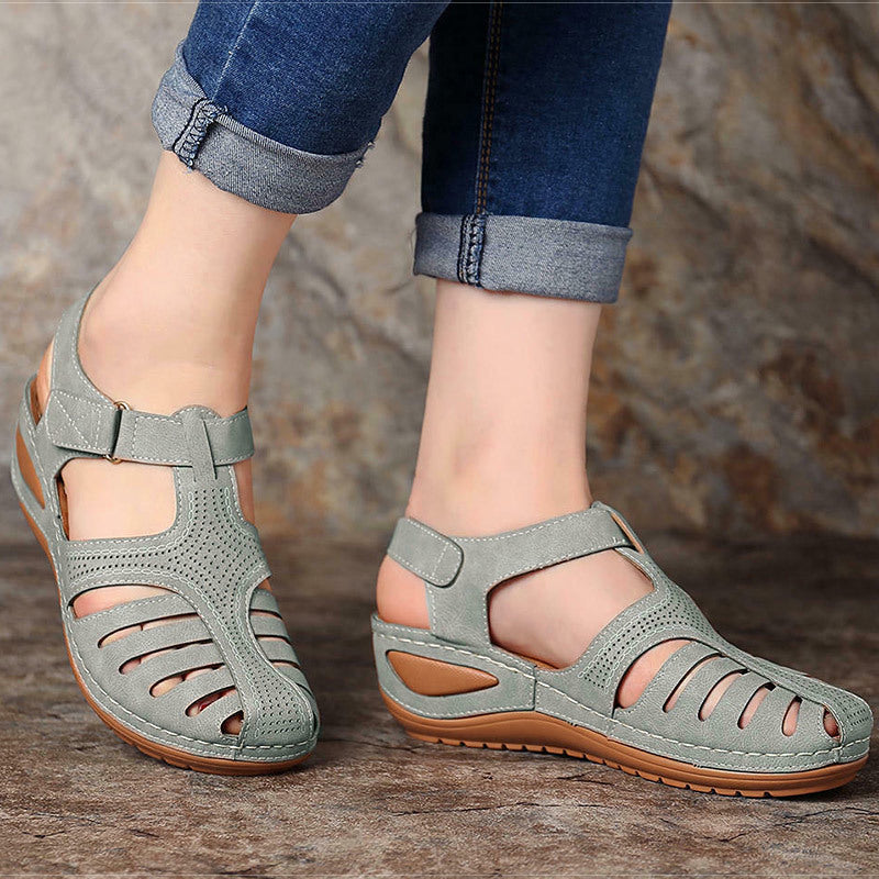 Sandali comfort grigio-verde con cinturino e suola rialzata in stile cuoio