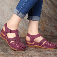 Sandali comfort con rialzo, viola scuro, cinturino regolabile e tomaia traforata