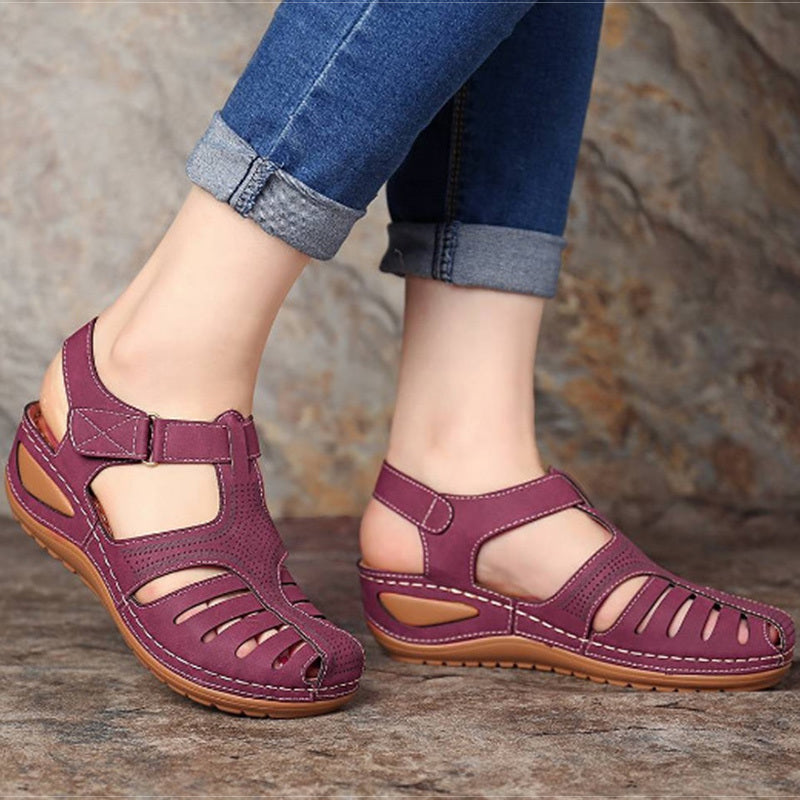 Sandali comfort con rialzo, viola scuro, cinturino regolabile e tomaia traforata