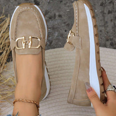 Mocassini ergonomici beige con fibbia dorata e cuciture, suola bianca