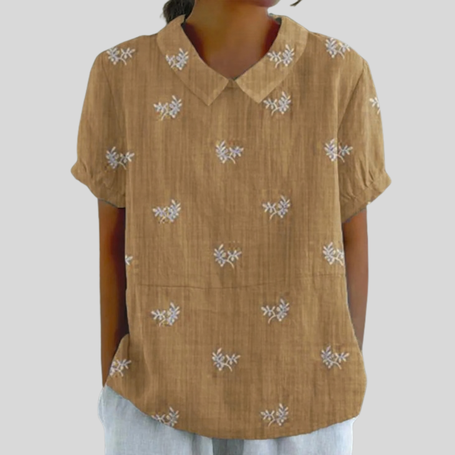 Top in cotone marrone con ricami floreali chiari, maniche corte e colletto