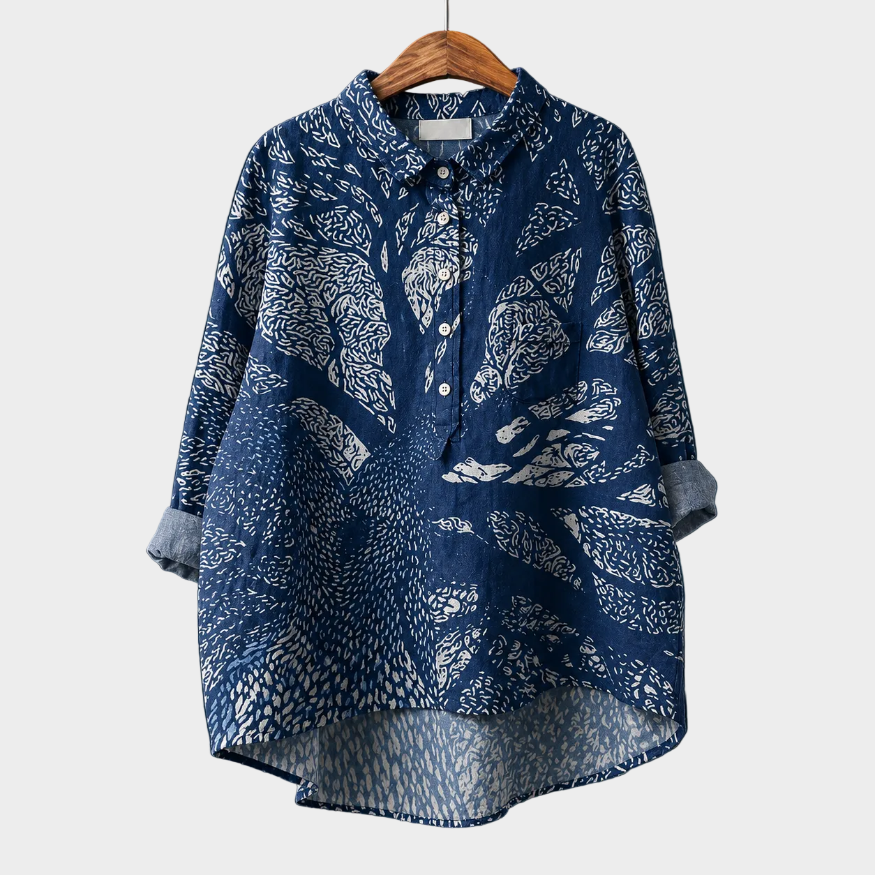 Blusa estiva blu scuro con stampa astratta, bottoni e colletto, maniche lunghe