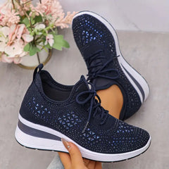Scarpe ortopediche blu scuro in maglia con lacci e suola bianca ammortizzante