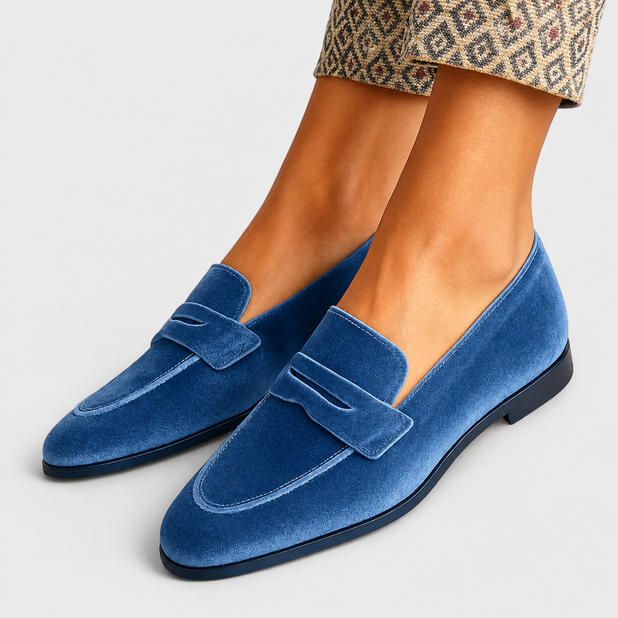 Mocassino in velluto blu con fascia superiore e suola bassa nera