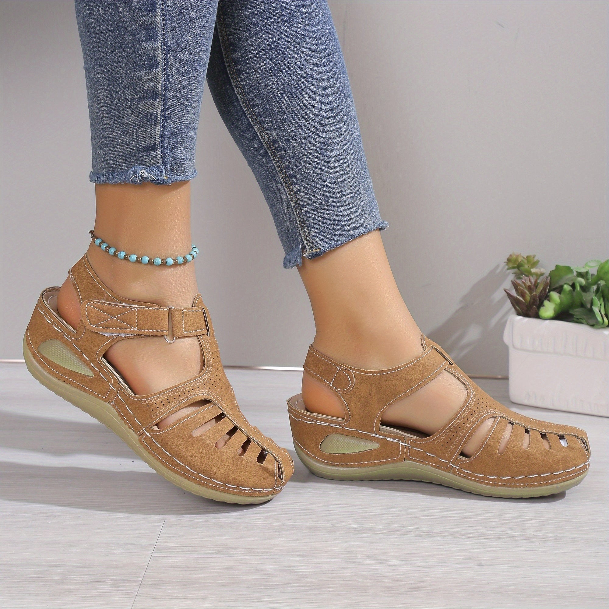 Sandali comfort marroni con cinturino al tallone, inserti traforati e suola rialzata