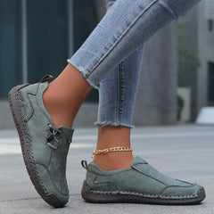 Scarpe comfort basse verde scuro con lacci neri, cuciture decorative e suola spessa