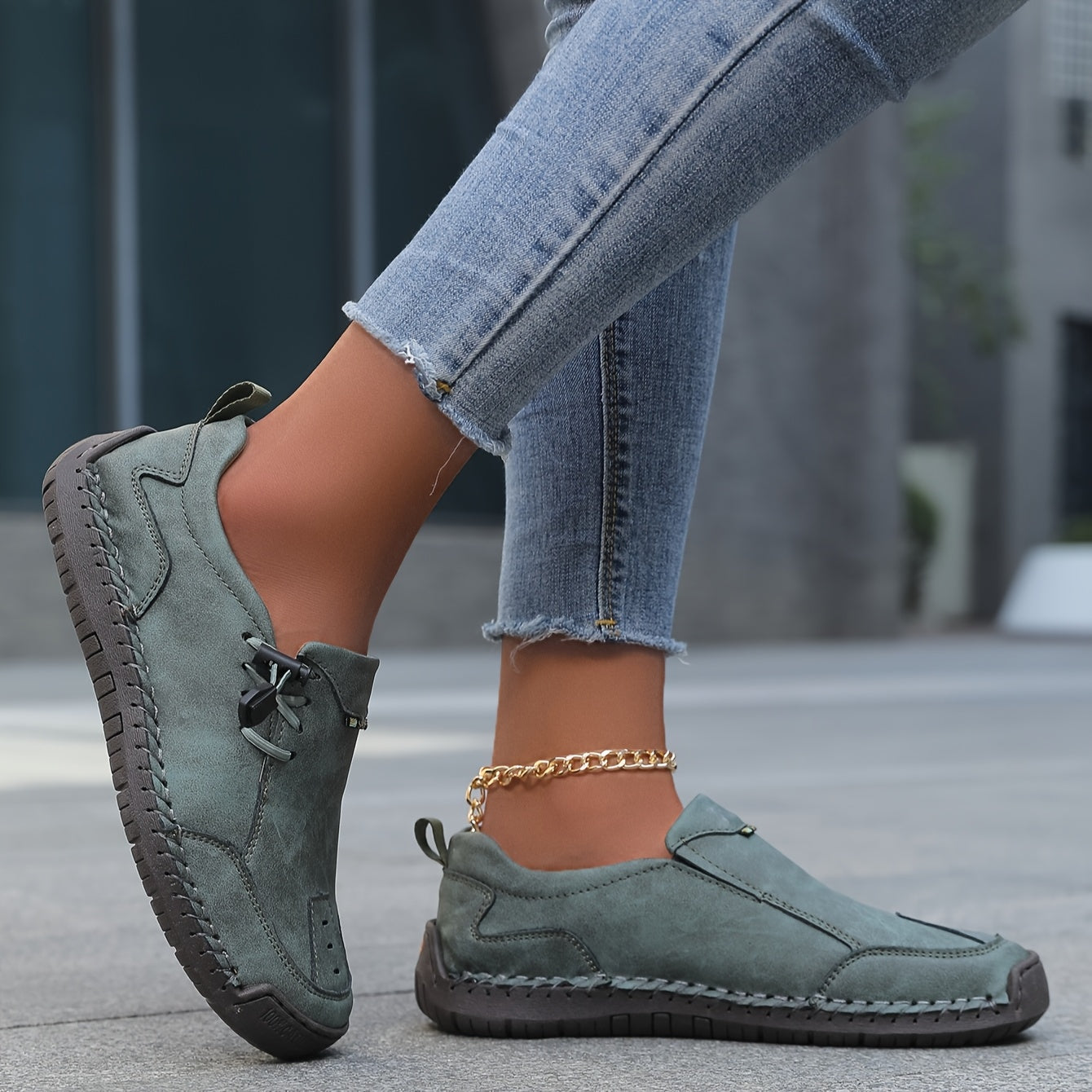 Scarpe comfort basse verde scuro con lacci neri, cuciture decorative e suola spessa
