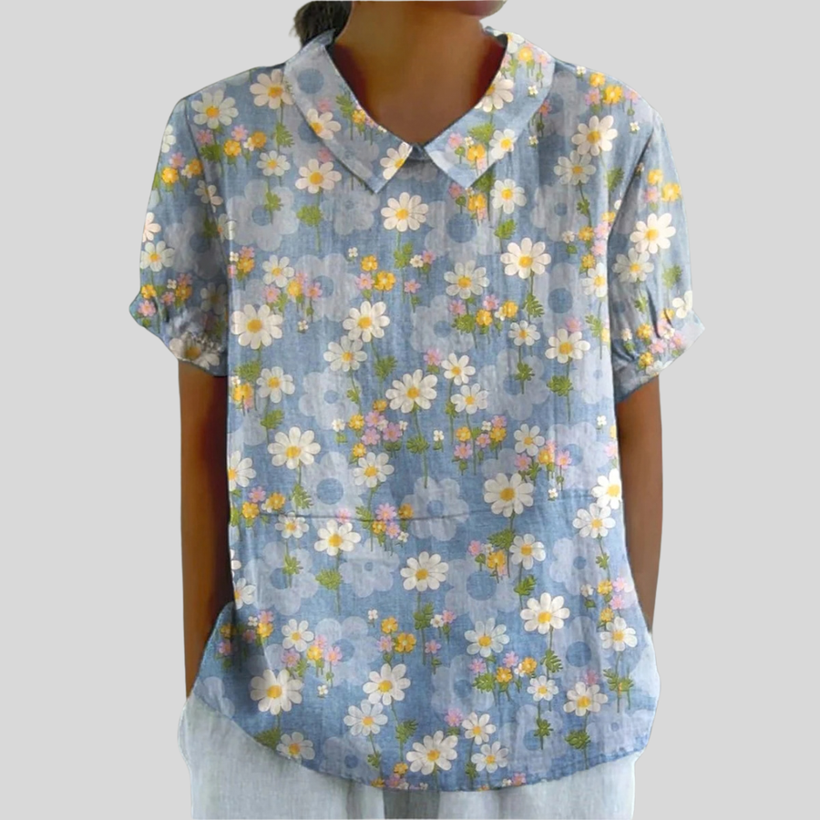 Top floreale con colletto a camicia, su tessuto blu chiaro, maniche corte