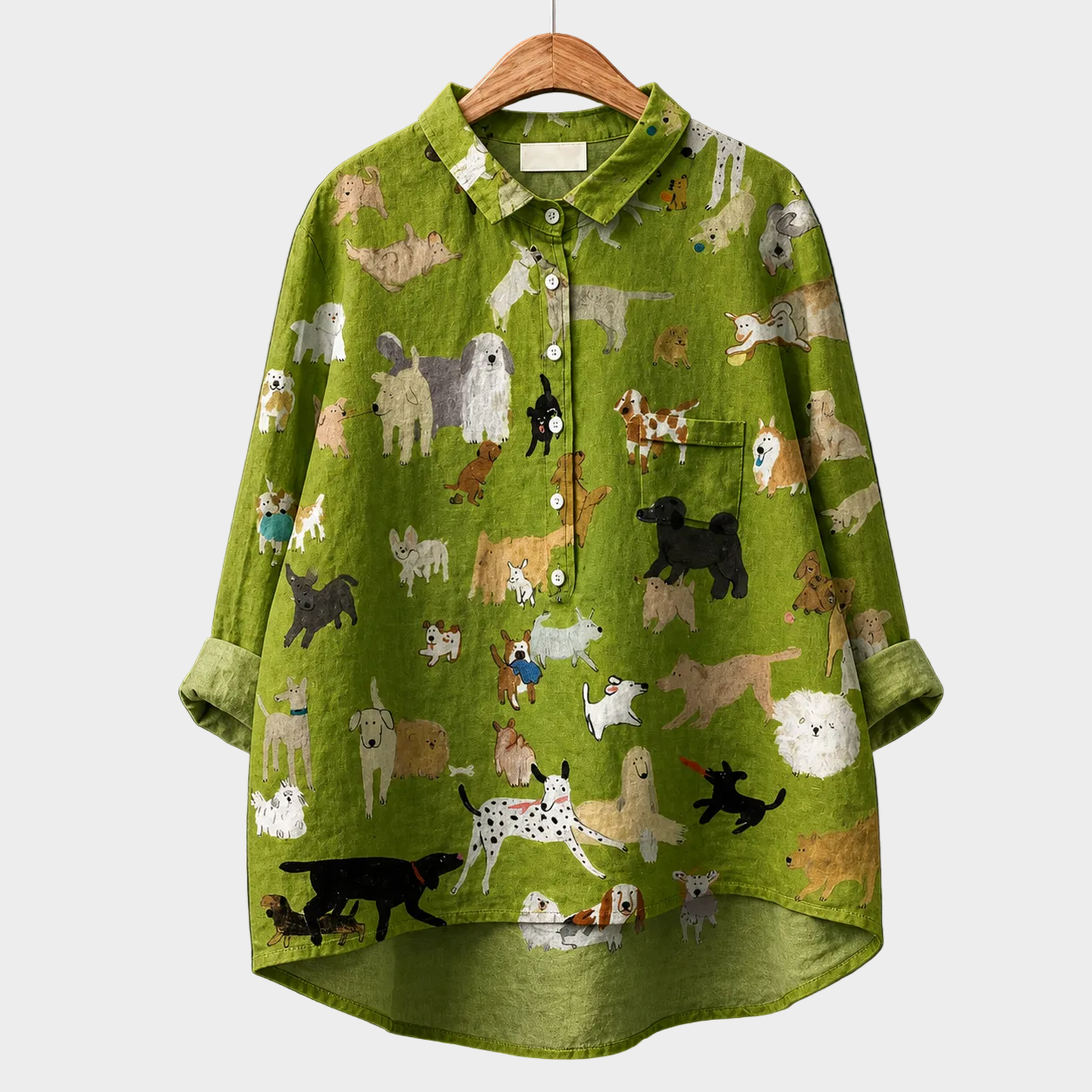 Blusa estiva verde con stampa animali, colletto e bottoni, tasca sul petto