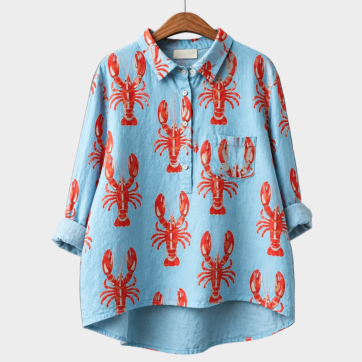 Blusa estiva in cotone azzurra con stampa di astici rossi e maniche arrotolate