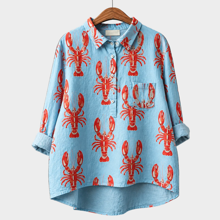 Blusa estiva in cotone azzurra con stampa di astici rossi e maniche arrotolate