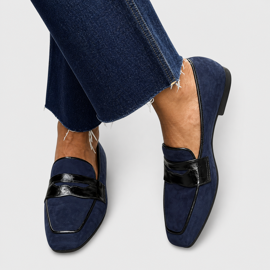Mocassini Nora™ in pelle blu con patta nera e fibbia, punta arrotondata