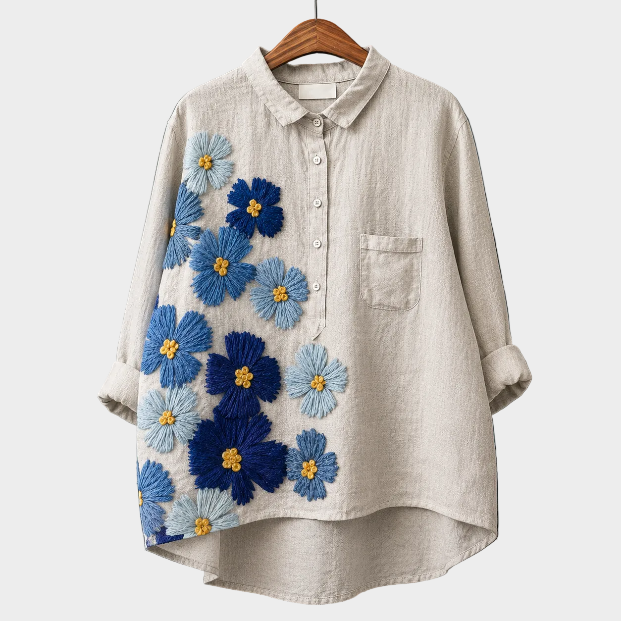 Blusa estiva in lino chiaro con ricamo floreale blu e azzurro, bottoni frontali