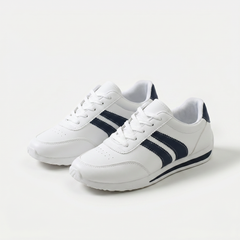 Scarpe da ginnastica bianche con tre righe blu sulla tomaia, lacci e suola scura