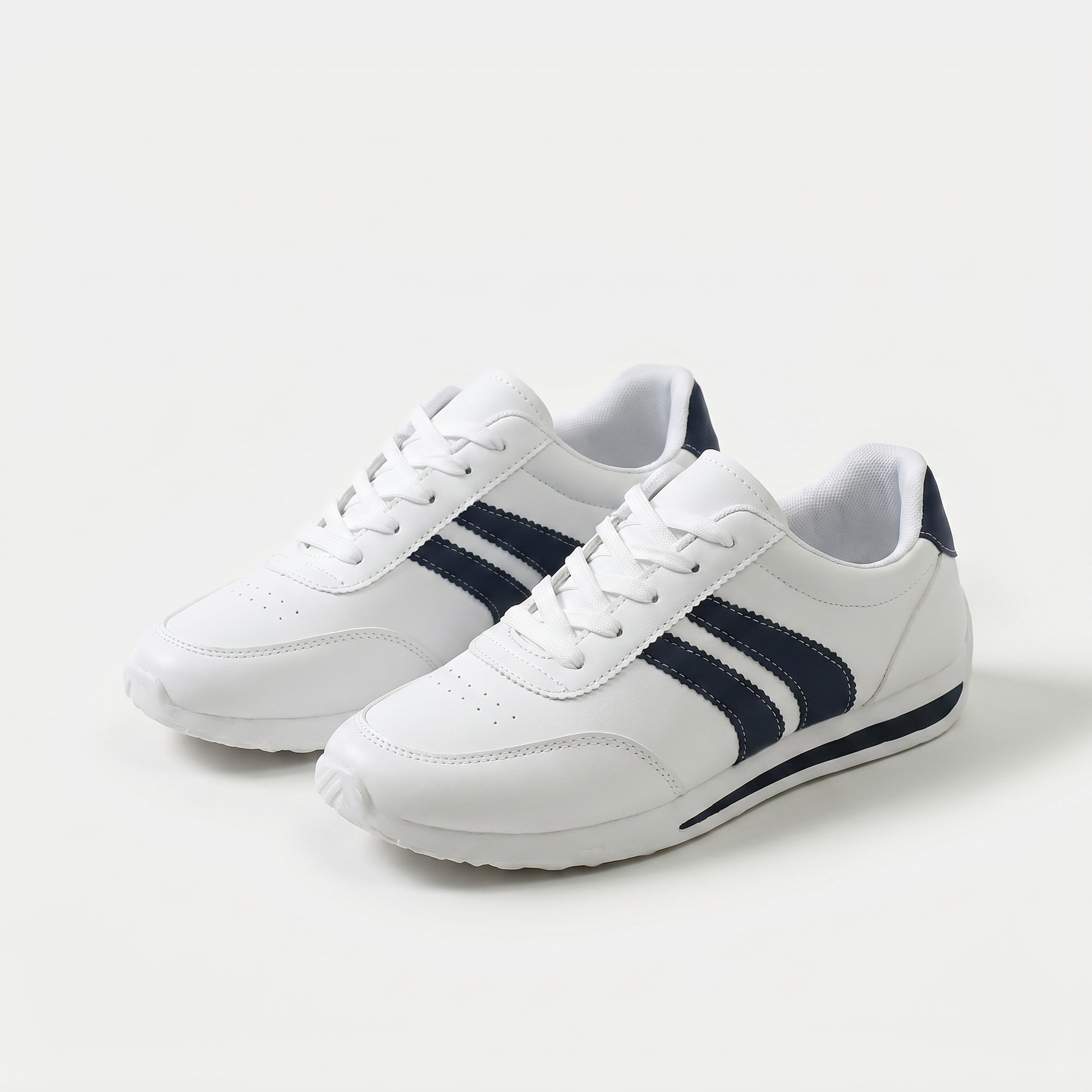 Scarpe da ginnastica bianche con tre righe blu sulla tomaia, lacci e suola scura