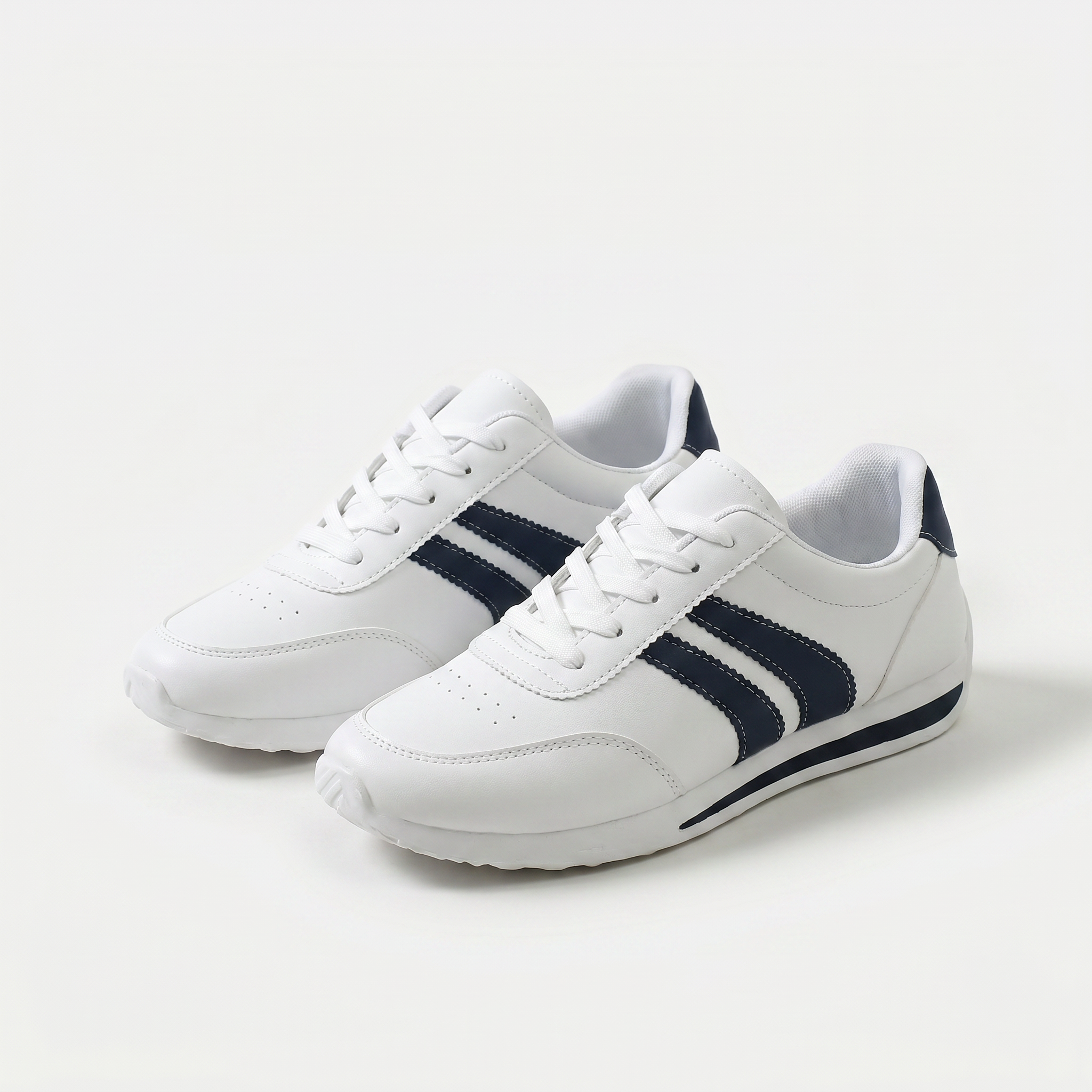 Scarpe da ginnastica bianche con tre righe blu sulla tomaia, lacci e suola scura
